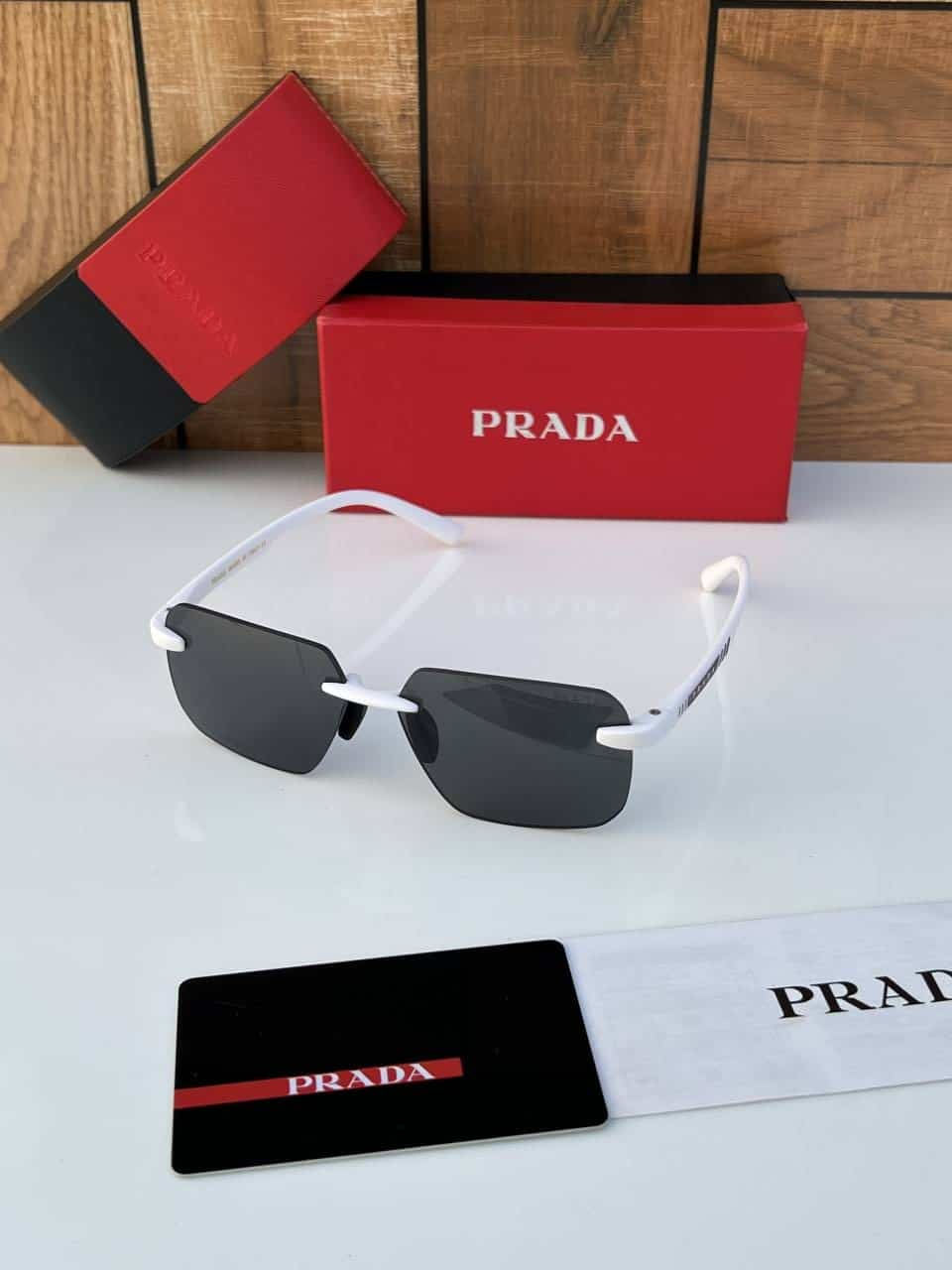 PrADa_1116_white_black