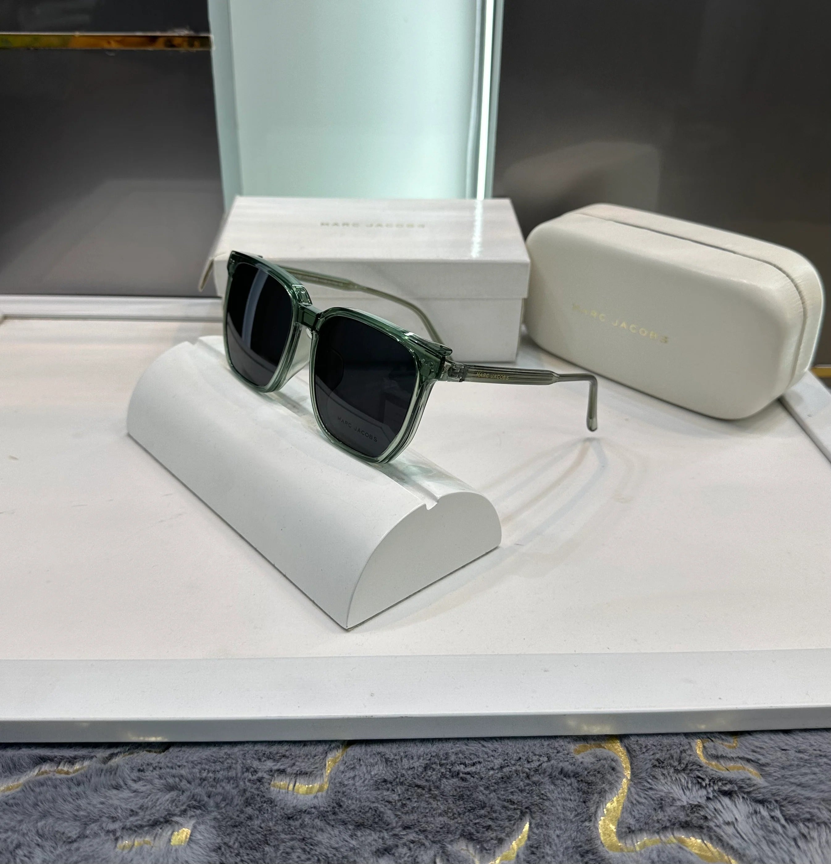 Marc Jacobs Aqua Black Convertible Shade Attachment 8190