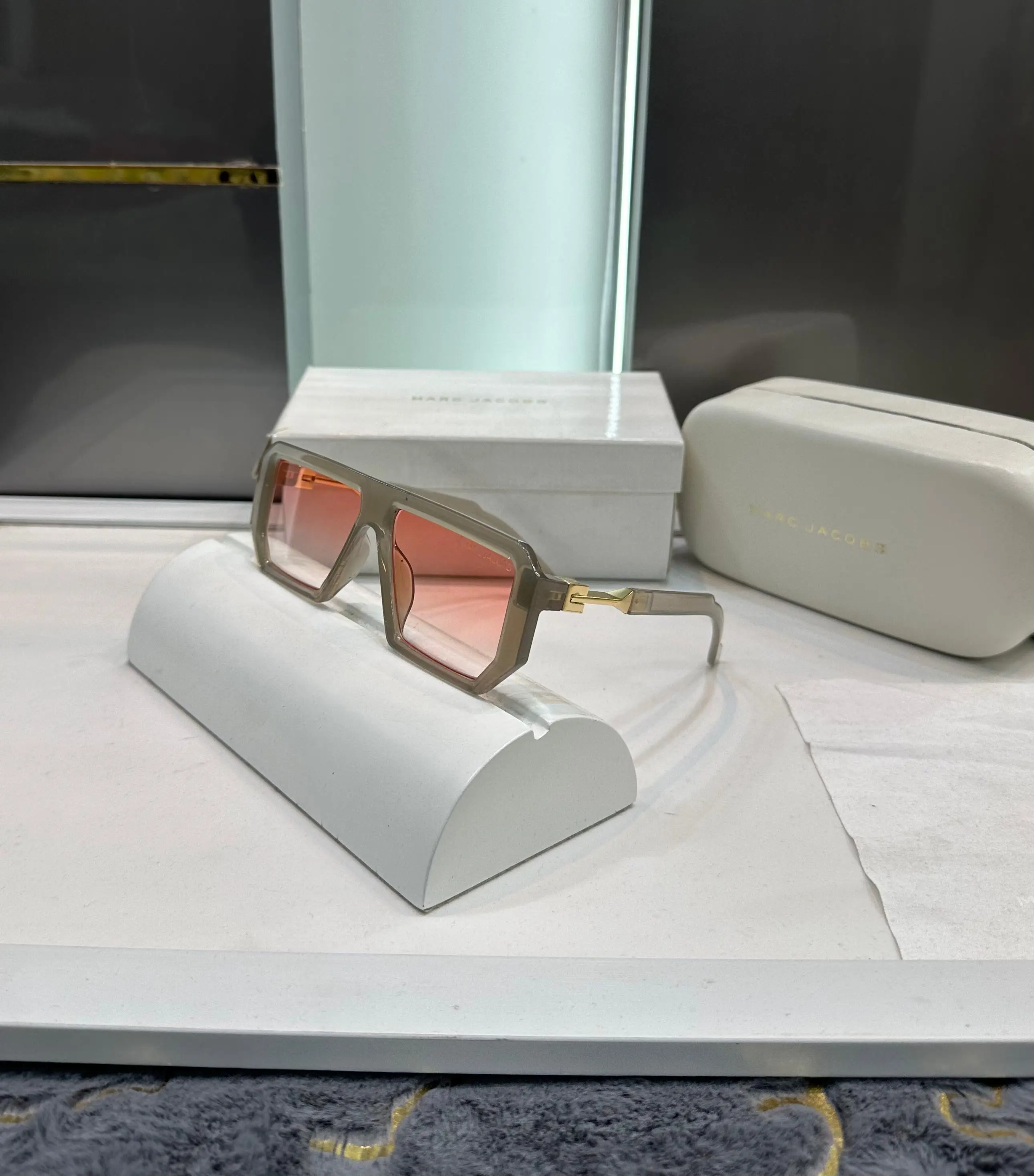 Marc Jacobs Grey Peach Premium Shades 725