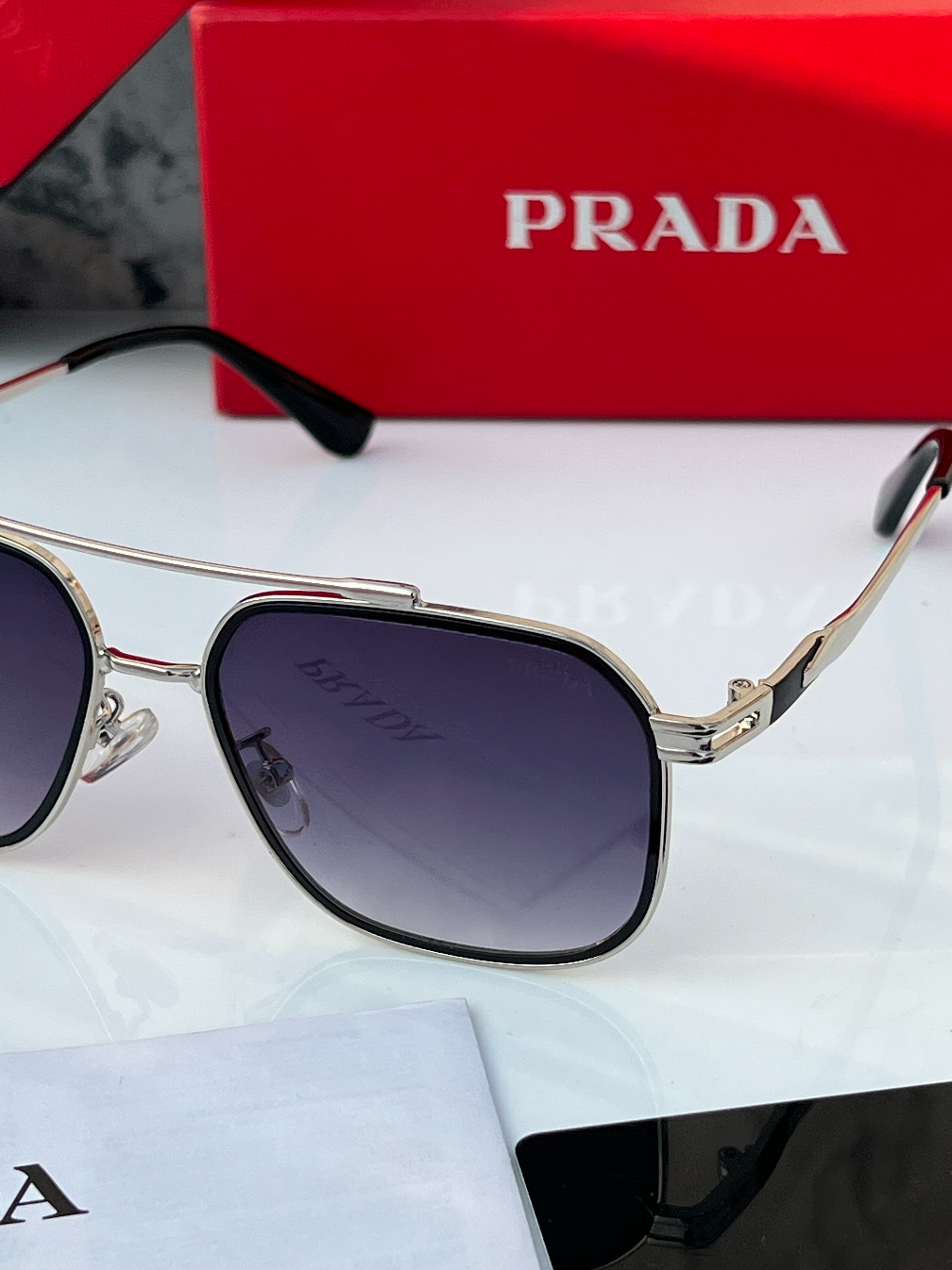 PradA_2579_silver_black