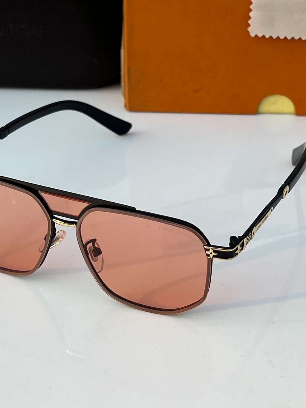 Louis_vuitton_2593_black_red