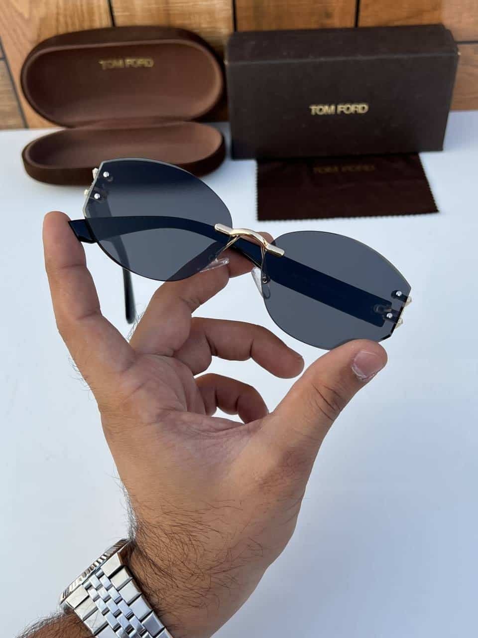 TomFoRD_58178_gold_black