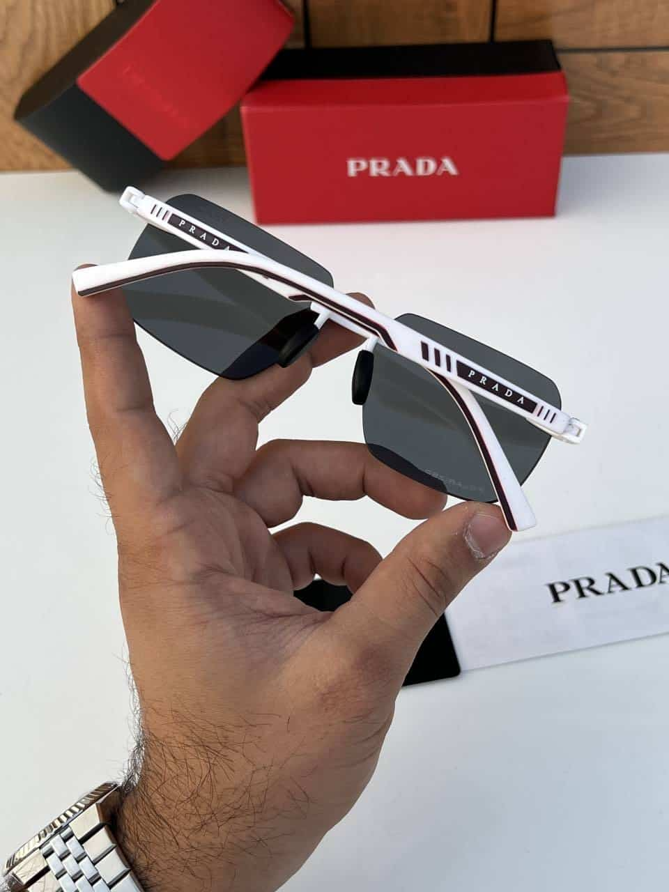 PrADa_1116_white_black