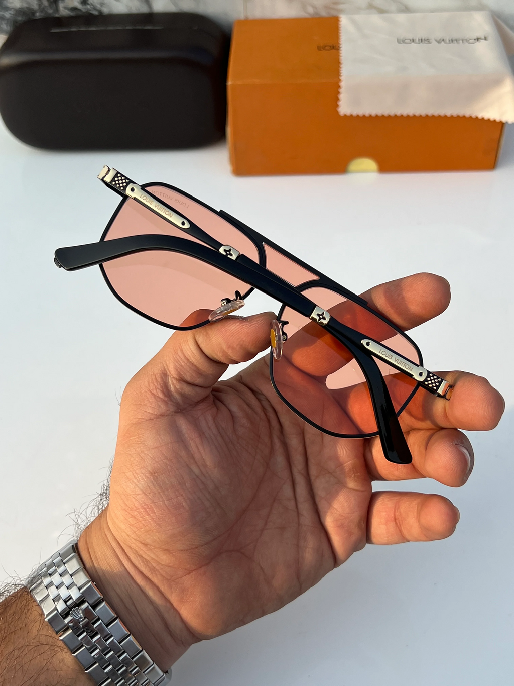 Louis_vuitton_2593_black_red