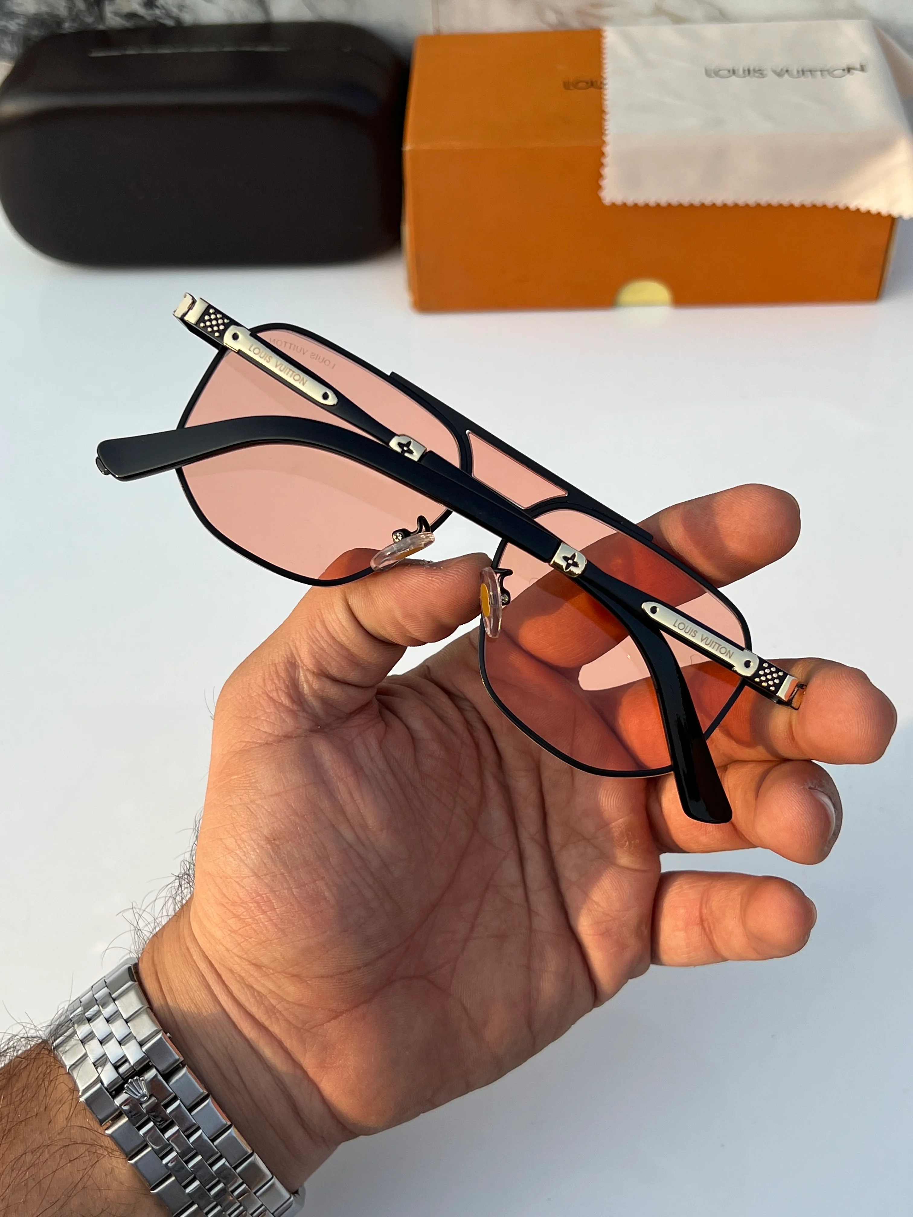 Louis_vuitton_2593_black_red