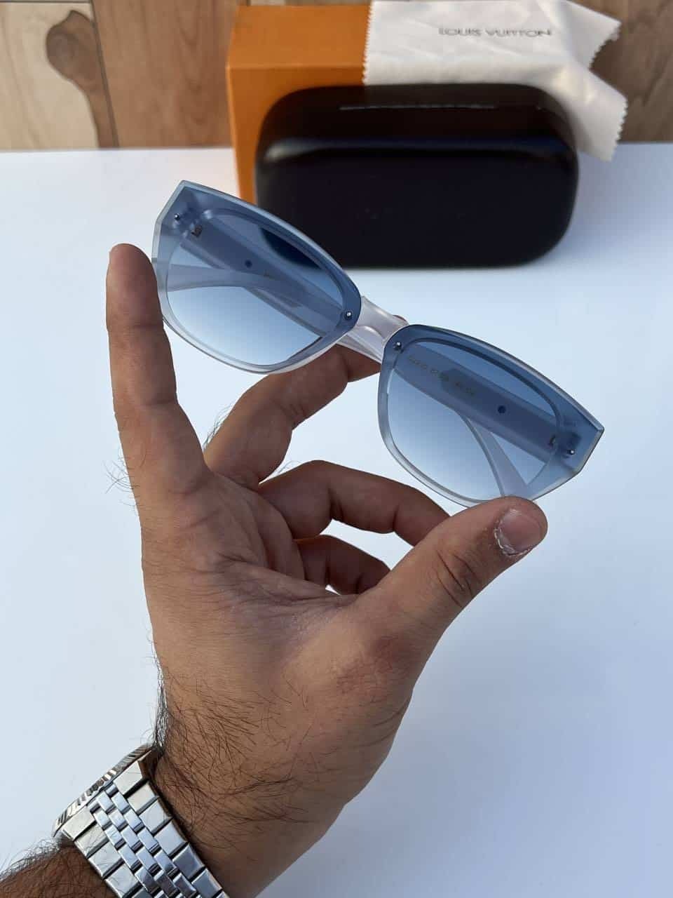 Louis_vuitton_2900_white_blue