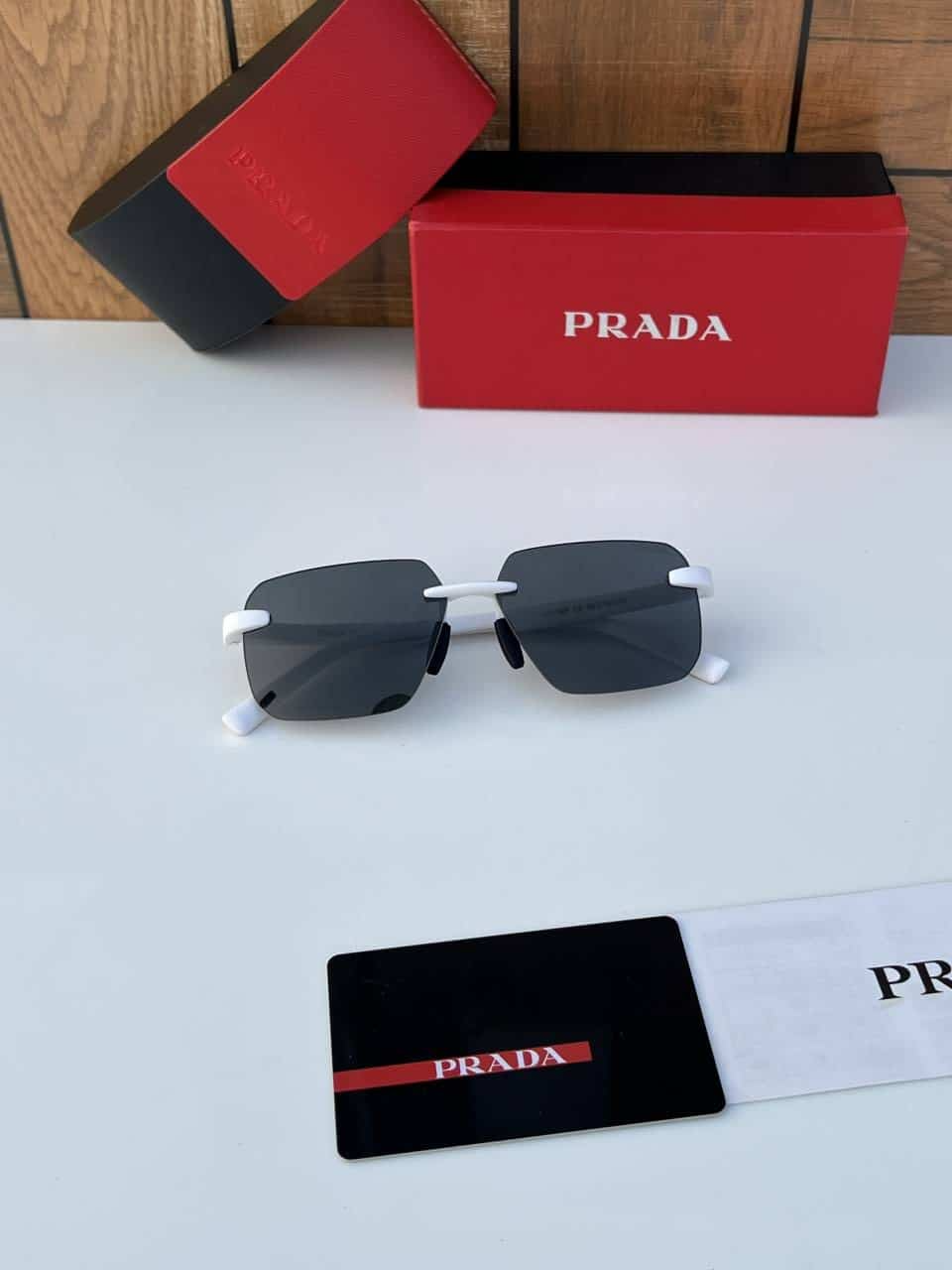 PrADa_1116_white_black
